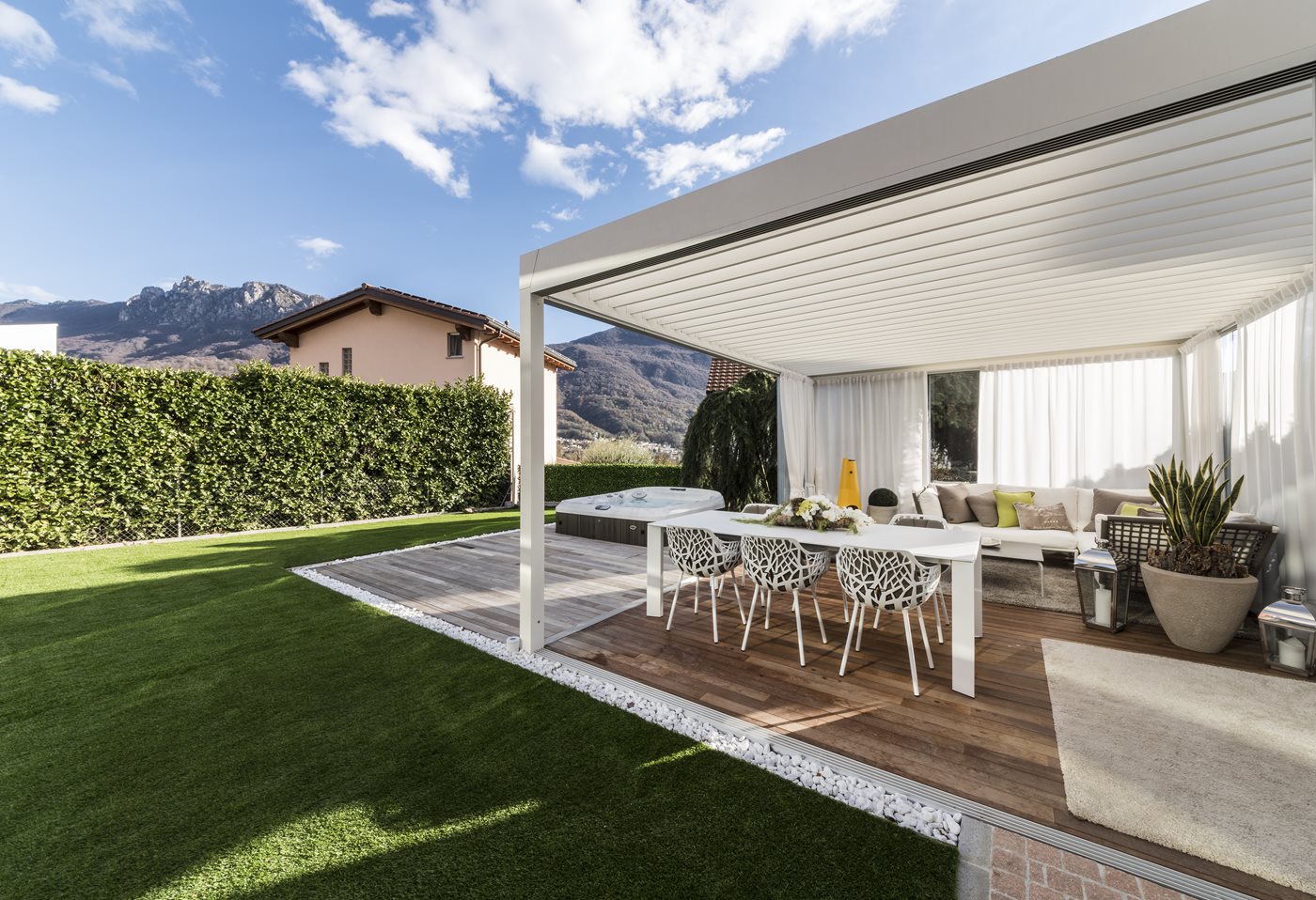 De pergola met lamellendak van Corradi: dé outdoor oplossing voor je buitenruimte die comfortabel en functioneel is. 