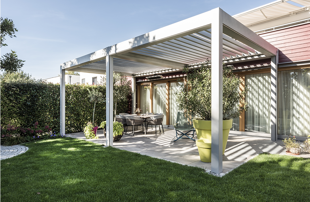 Windbestendige pergola’s: bescherming en stijl voor je buitenruimte, ook als het regent