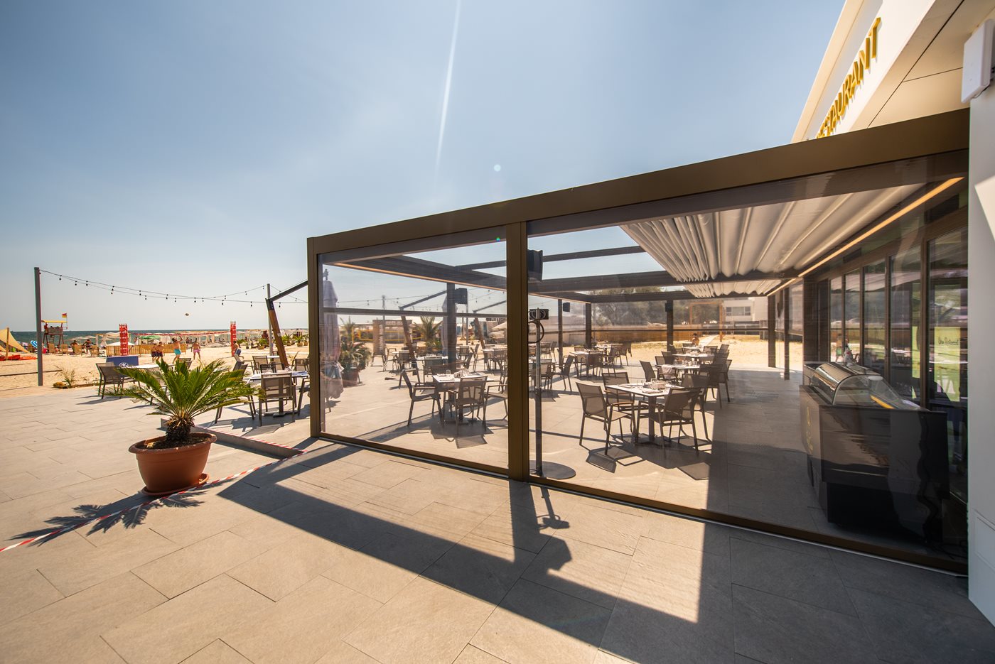 An exclusive lounge setting with Pergotenda® Maestro in Mamaia Mare (Romania)