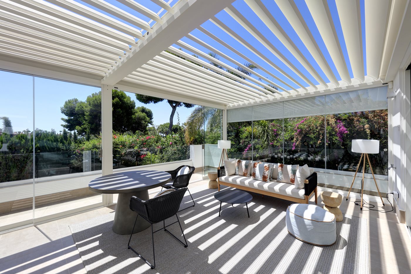 How to enjoy the outdoors all year round with an enclosed bioclimatic pergola