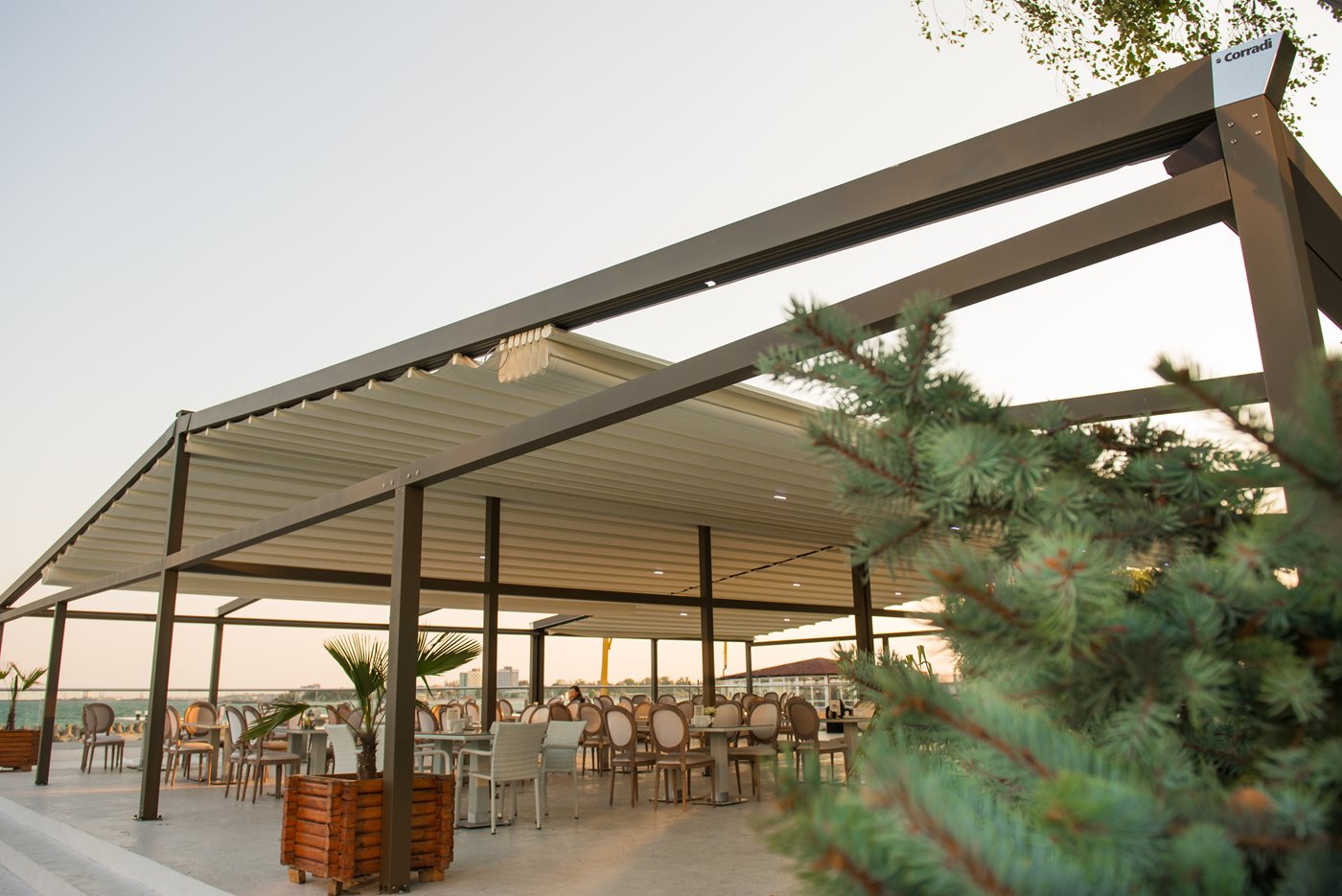 De stijlvolle buitenruimte van Hotel Turquoise Venus Resort met Pergotenda® B-Space