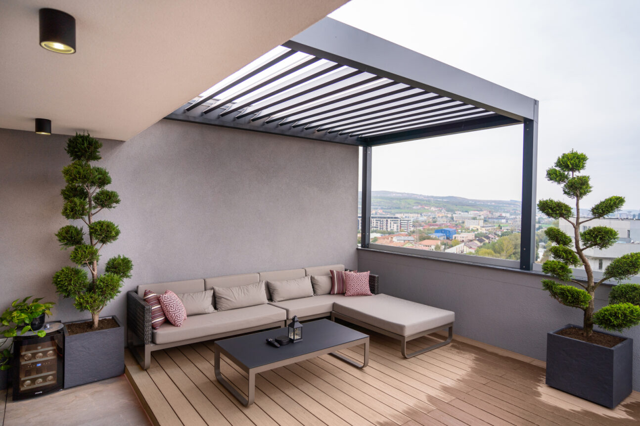 Wanneer een balkon een veranda wordt: hoe een ontspannen hoekje te creëren met de aluminium pergola’s van Corradi